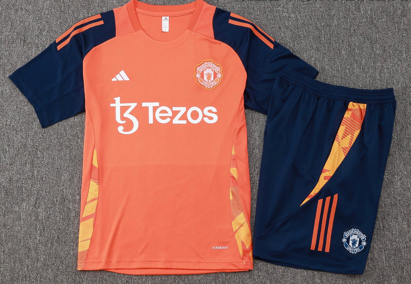 Training shirt and shorts from Manchester United 24/25