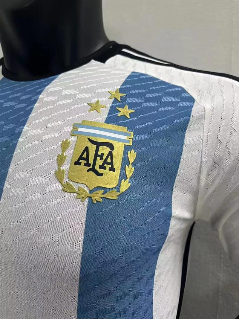 SHIRT ARGENTINA I - 3 STELLE - 22/23 - BIANCA E AZZURRA - VERSIONE GIOCATORE - CON TOPPA DEL CAMPIONE DELLA COPPA DEL MONDO